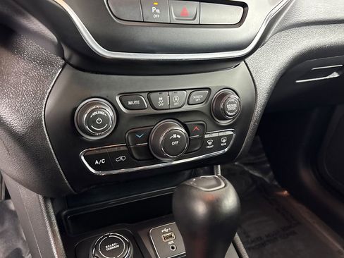 Used 2020 Jeep Cherokee Latitude Plus image 20