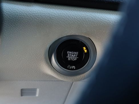 Used 2023 Chrysler Pacifica Touring-L image 33