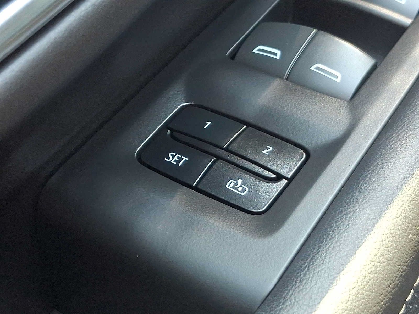 Used 2024 GMC Yukon SLT w/ SLT Luxury Package AWD/4WD image 32