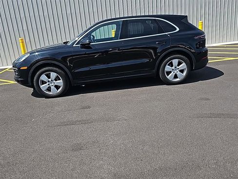 Used 2022 Porsche Cayenne image 3