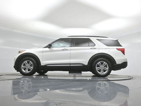 Certified 2024 Ford Explorer XLT RWD image 49