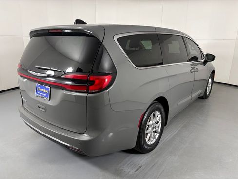 Used 2023 Chrysler Pacifica Touring-L FWD image 8