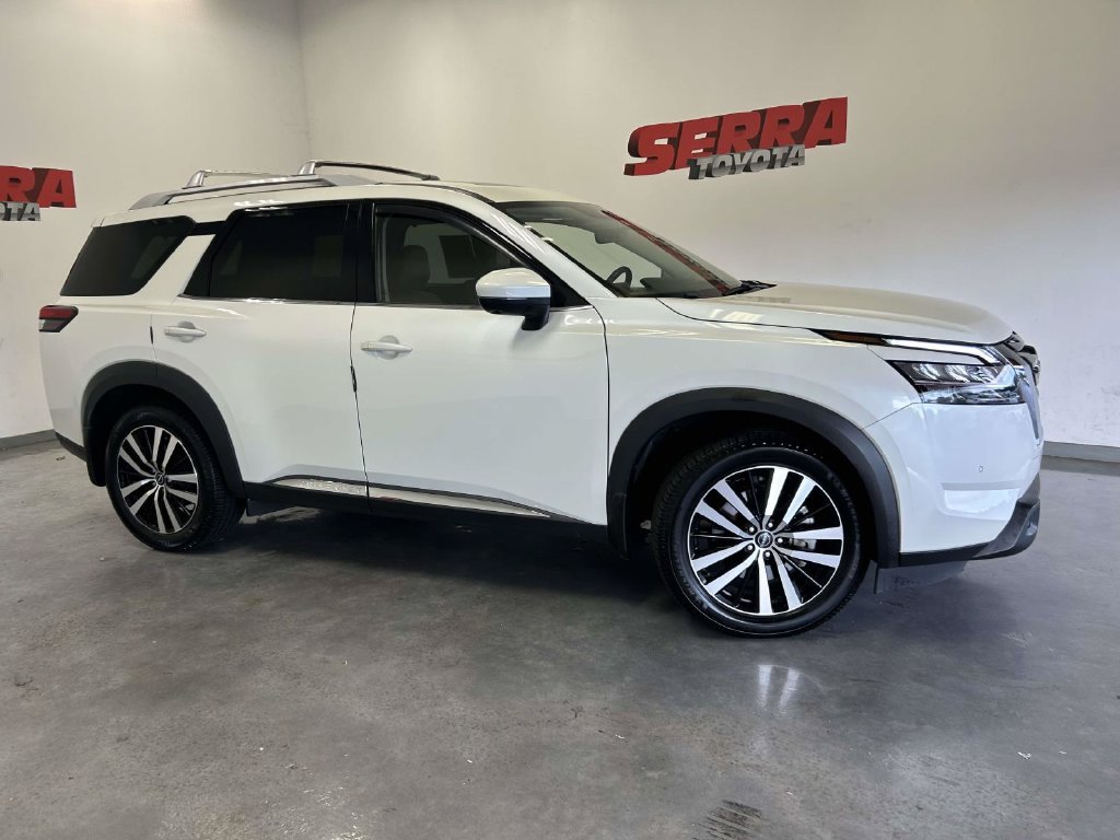 Used 2023 Nissan Pathfinder Platinum w/ Cargo Package AWD/4WD image 2