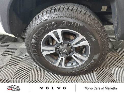 Used 2017 Toyota Tacoma TRD Sport w/ Premium & Technology Package AWD/4WD image 12