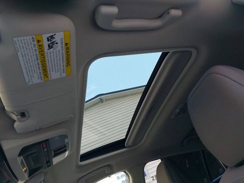 Used 2025 Subaru Crosstrek 2.0i Premium image 33