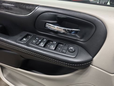 Used 2015 Chrysler Town & Country Touring-L w/ Driver Convenience Group image 29
