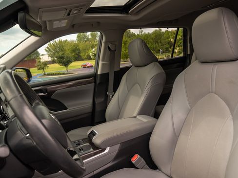 Used 2023 Toyota Highlander Limited FWD image 13