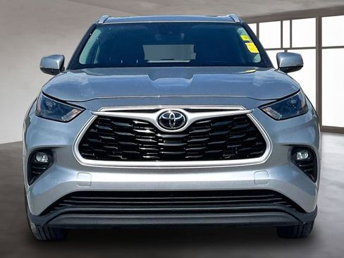 Used 2023 Toyota Highlander XLE FWD image 2