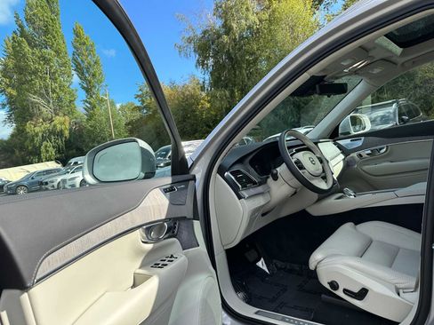 Used 2025 Volvo XC90 B6 Ultra w/ Lounge Package image 24