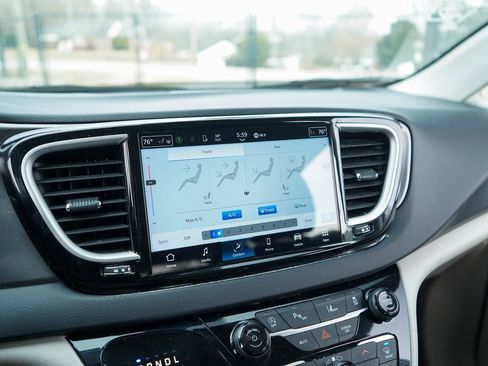 Used 2024 Chrysler Pacifica Touring-L image 25