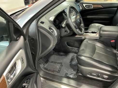 Used 2020 Nissan Pathfinder Platinum FWD image 4