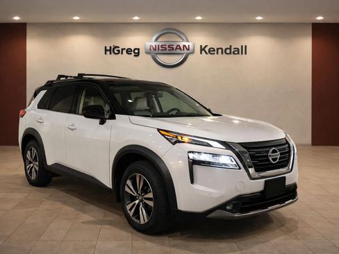 Certified 2024 Nissan Pathfinder SL FWD image 3