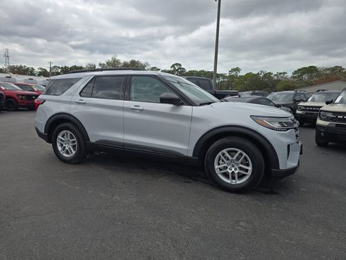 New 2026 Ford Explorer Active RWD image 2