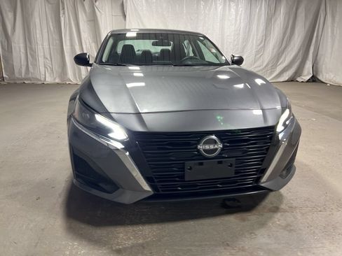 Used 2025 Nissan Altima 2.5 SV FWD image 2