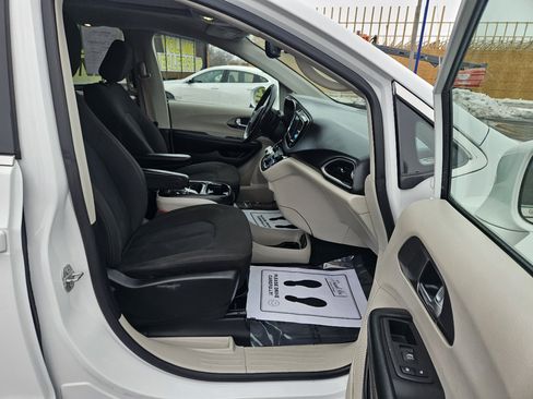 Used 2020 Chrysler Pacifica Touring w/ Cold Weather Group image 11