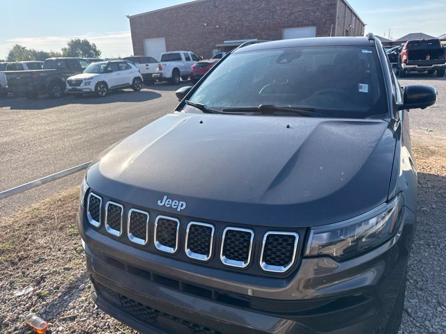 Used 2024 Jeep Compass Latitude w/ Sun and Sound Group AWD/4WD image 2