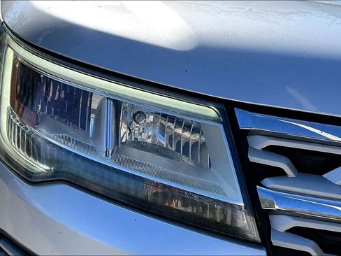 Used 2018 Ford Explorer XLT image 27