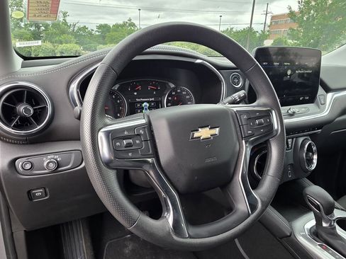 Used 2025 Chevrolet Blazer LT FWD image 9