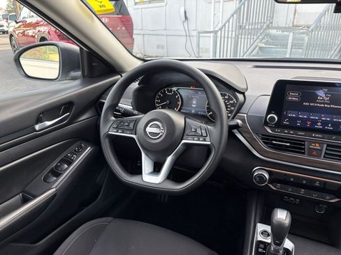 Used 2025 Nissan Altima 2.5 SV image 35