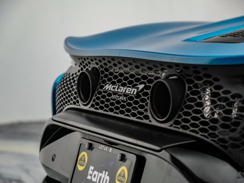 Used 2024 McLaren Artura RWD image 18