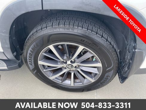 Used 2019 Toyota Highlander XLE FWD image 12