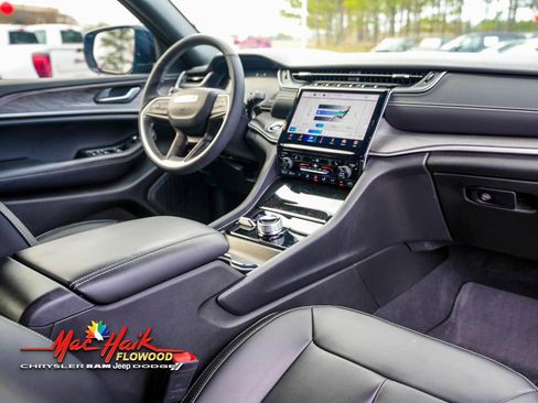 Used 2024 Jeep Grand Cherokee Limited w/ Black Appearance Package image 13