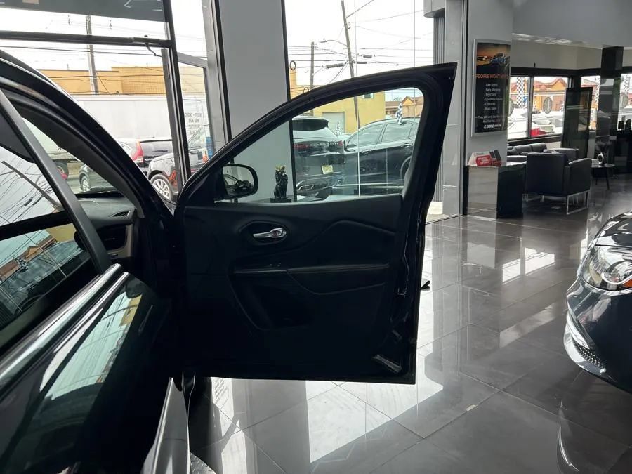 Used 2016 Jeep Cherokee Limited AWD/4WD image 14