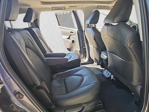 Used 2023 Toyota Highlander Platinum image 18