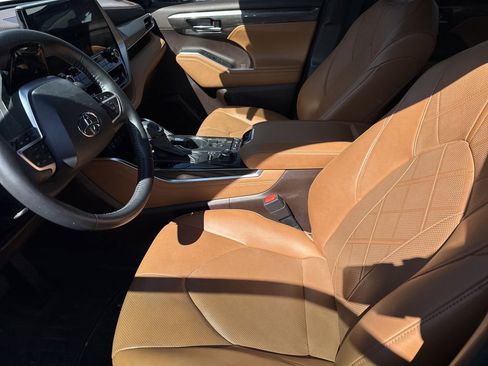 Used 2022 Toyota Highlander Platinum image 5