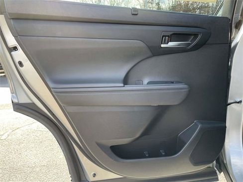 Used 2021 Toyota Highlander XLE image 16