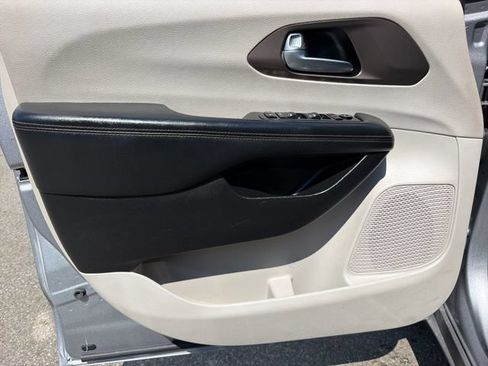 Used 2019 Chrysler Pacifica Touring-L FWD image 11