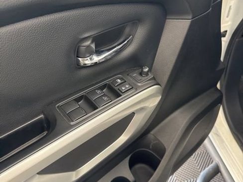 Used 2024 Nissan Titan SV w/ SV Convenience Package RWD image 9