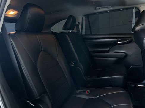 Used 2020 Toyota Highlander XLE image 21