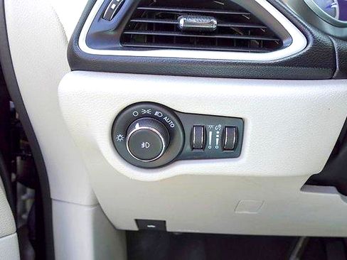 Used 2023 Chrysler Pacifica Touring-L FWD image 13