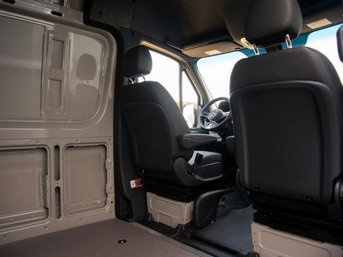 Used 2025 Mercedes-Benz Sprinter 2500 image 15