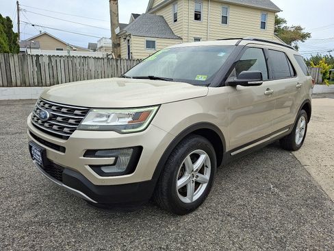 Used 2017 Ford Explorer XLT w/ Equipment Group 202A AWD/4WD image 3