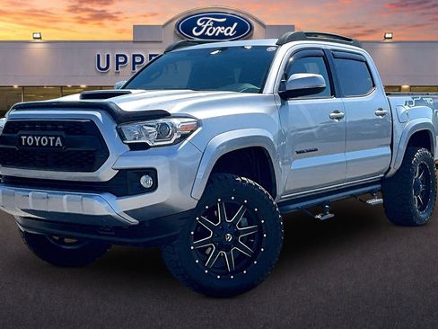 Used 2017 Toyota Tacoma TRD Sport AWD/4WD image 12