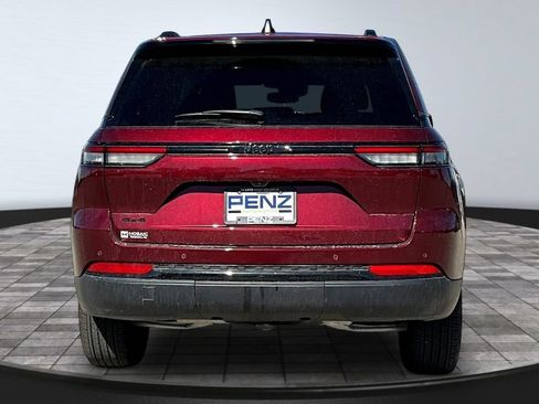 Used 2024 Jeep Grand Cherokee Altitude AWD/4WD image 5