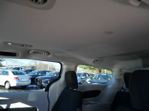 Used 2017 Chrysler Pacifica LX image 21