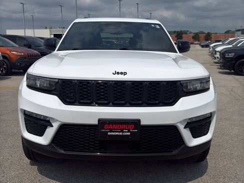 Used 2024 Jeep Grand Cherokee Limited w/ Black Appearance Package AWD/4WD image 3