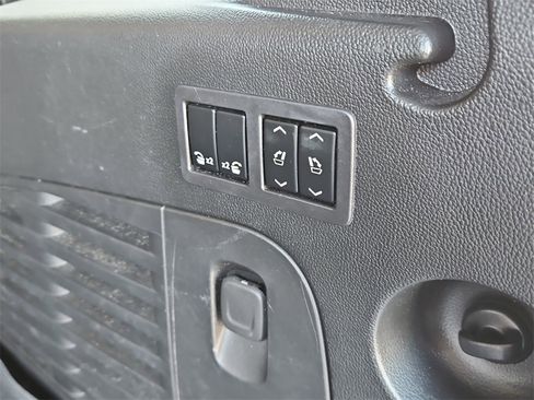 Used 2019 Chevrolet Suburban LT image 32