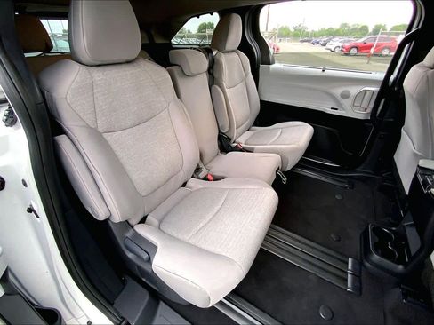 Used 2026 Toyota Sienna LE FWD image 19