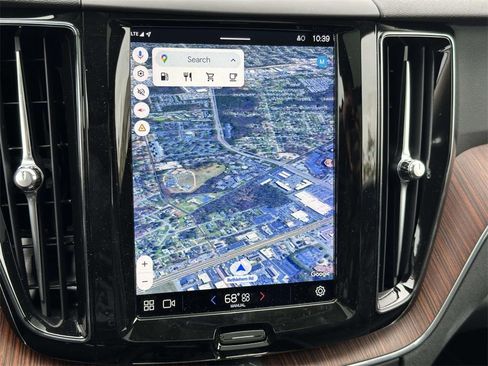 Used 2023 Volvo XC60 B5 Plus image 3