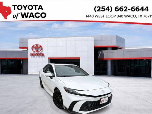 Used 2025 Toyota Camry SE FWD image 1