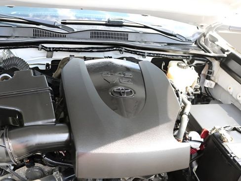Used 2020 Toyota Tacoma TRD Off-Road AWD/4WD image 11
