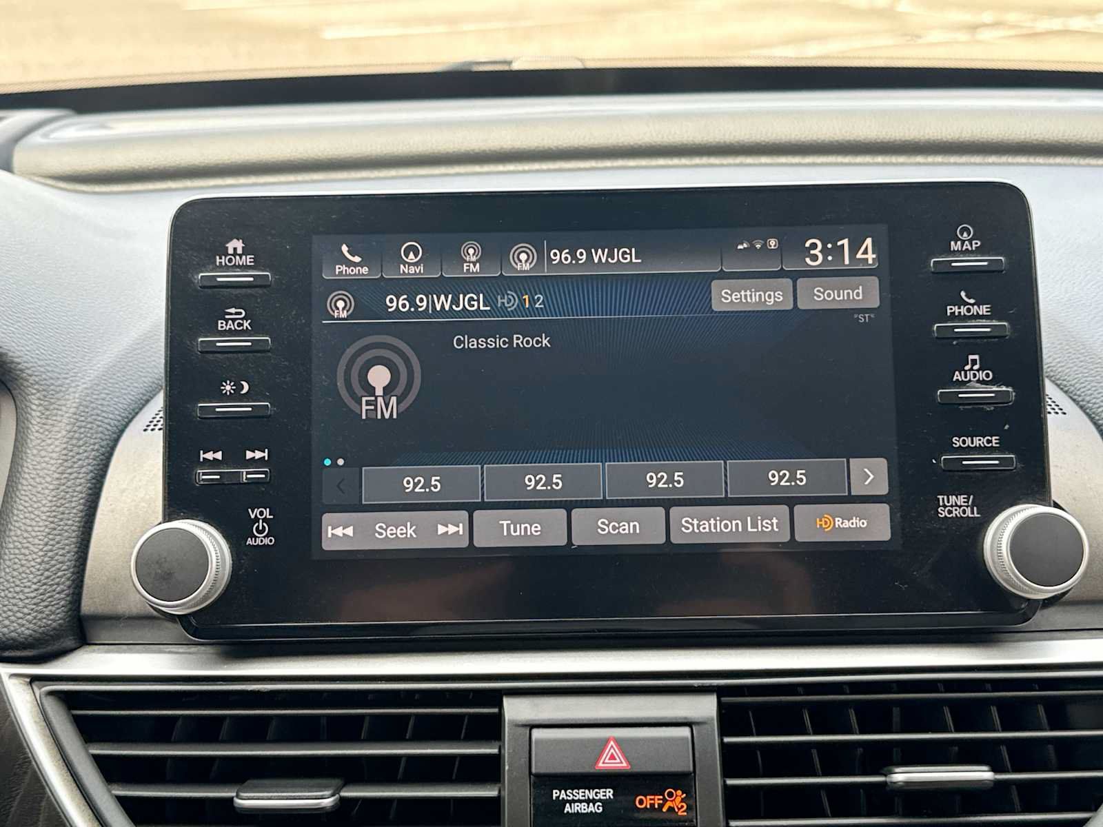 Used 2018 Honda Accord Touring image 12
