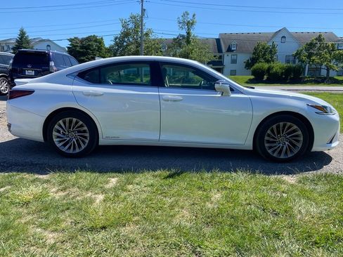 Used 2021 Lexus ES 300h w/ Accessory Package FWD image 6