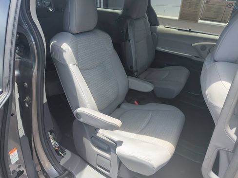 Used 2021 Toyota Sienna LE w/ LE Plus Package FWD image 32