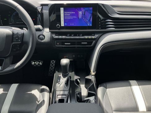 Used 2025 Toyota Camry SE FWD image 16