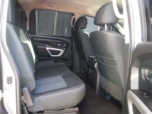 Used 2018 Nissan Titan SV w/ SV Convenience Package image 5